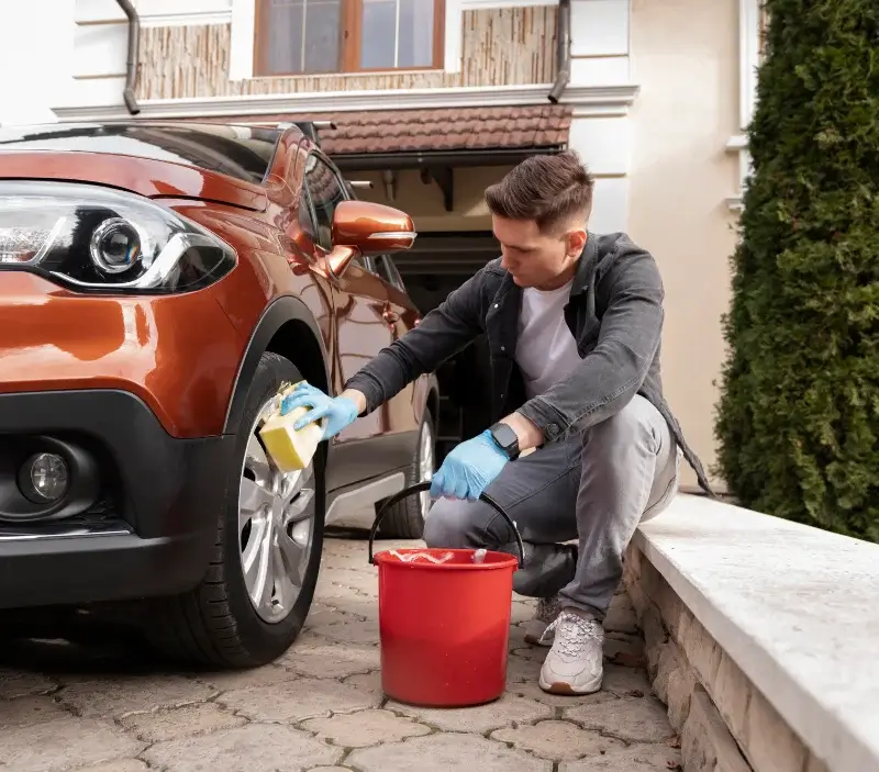 Lavage auto à domicile Villebois-Lavalette : professionnel intervenant sur un véhicule
